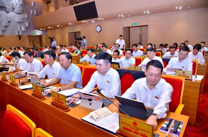 Các đại biểu đã thể hiện tinh thần trách nhiệm trước cử tri trong việc thảo luận, thông qua các quyết sách. Ảnh: Thành Thái