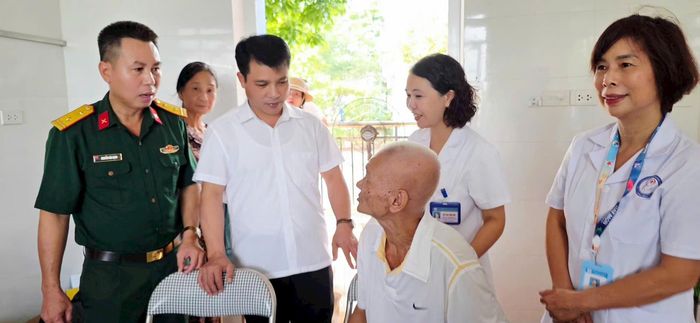Hoạt động cụ thể hóa chủ trương chăm sóc sức khỏe toàn dân, hướng tới mục tiêu mỗi người dân được khám sức khỏe định kỳ hoặc khám sàng lọc miễn phí ít nhất một lần mỗi năm. Ảnh: Hoàng Thoàn
