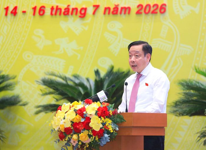Trưởng ban Đô thị HĐND thành phố Trần Hợp Dũng trình bày báo cáo thẩm tra. Ảnh: Thành Thái