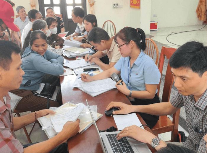 Tổ công tác xã Đan Phượng hướng dẫn người dân kê khai thông tin đất đai. Ảnh: Nga Nguyễn