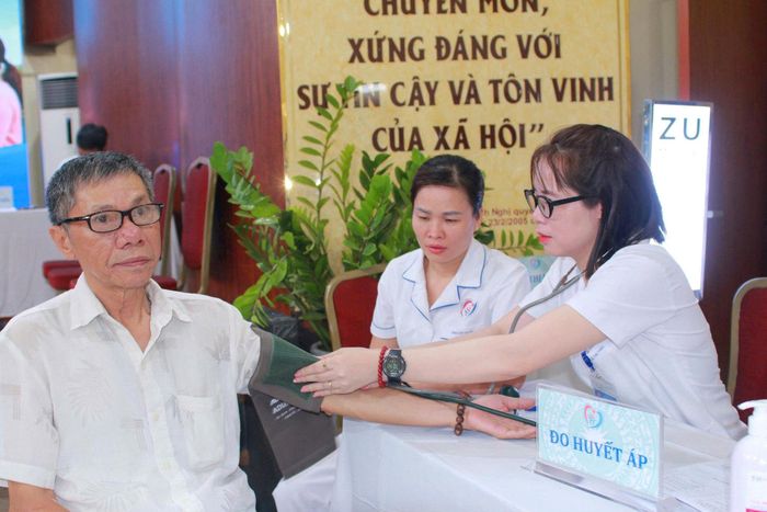 Nhân viên y tế đo huyết áp cho người dân. Ảnh: BVCC