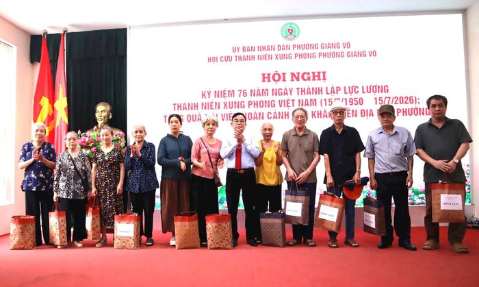 Chủ tịch Hội Cựu TNXP phường Giảng Võ Dương Bá Hoạch trao tặng quà tới các hội viên cựu TNXP có hoàn cảnh khó khăn. Ảnh: Trần Vũ