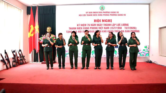 Các hội viên cựu TNXP phường Giảng Võ biểu diễn văn nghệ mừng lễ kỷ niệm. Ảnh: Trần Vũ
