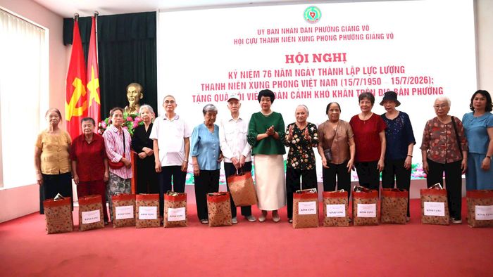 Chủ tịch Ủy ban MTTQ Việt Nam phường Giảng Võ Trần Thị Tố Tâm trao tặng quà tới các hội viên cựu TNXP có hoàn cảnh khó khăn. Ảnh: Trần Vũ