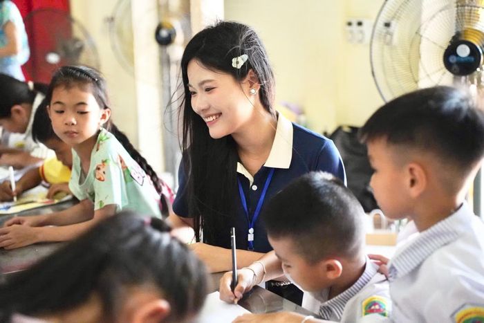 Bạn trẻ Hồ Yến Linh dạy các em nhỏ học vẽ. Ảnh: NVCC