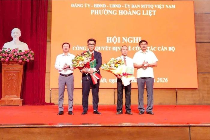 Thường trực Đảng ủy phường trao quyết định và tặng hoa chúc mừng hai cán bộ quản lý vừa được bổ nhiệm. Ảnh LH.