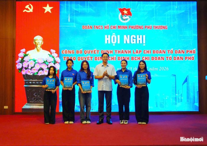 Phó Bí thư Thường trực Đảng ủy phường Trần Quang Đạo trao quyết định cho các Chi đoàn tổ dân phố. Ảnh: Cao Kỳ