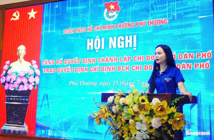 Đồng chí Đỗ Ngọc Linh - Bí thư Đoàn phường phát biểu giao nhiệm vụ cho các Chi đoàn tổ dân phố sau sắp xếp. Ảnh: Cao Kỳ