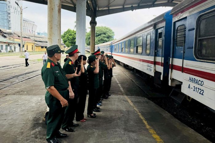 Đón hài cốt liệt sĩ được vận chuyển bằng tàu hỏa từ thành phố Hồ Chí Minh về Ga Hà Nội. Ảnh: Mai Hoa