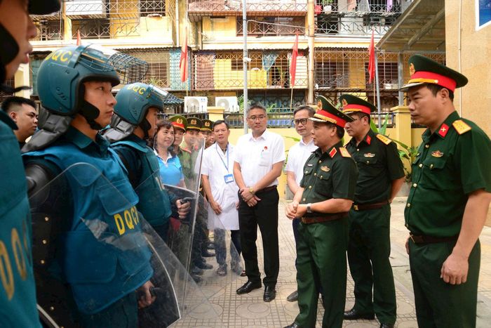 Thiếu tướng Nguyễn Hoàng Minh, Phó Cục trưởng, Cục Dân quân tự vệ, Bộ Tổng tham mưu, Quân đội Nhân dân Việt Nam động viên các lực lượng tham gia thực hiện nhiệm vụ A2. Ảnh: PV
