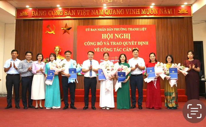 Các lãnh đạo phường trao quyết định và tặng hoa các cán bộ được điều động, bổ nhiệm. Ảnh: PV