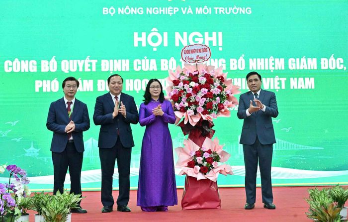 Thứ trưởng Bộ Nông nghiệp và Môi trường Nguyễn Quốc Trị tặng hoa chúc mừng lãnh đạo Học viện Nông nghiệp Việt Nam. Ảnh:MK