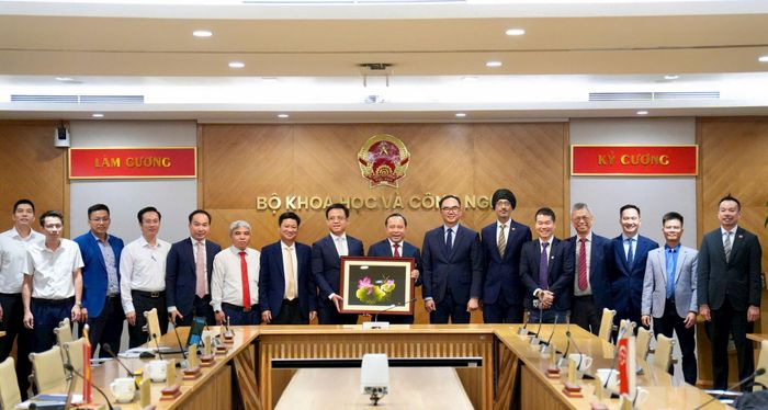 Các đại biểu chụp ảnh lưu niệm.