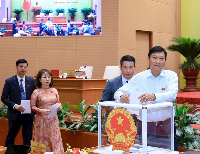 Đại biểu HĐND thành phố bỏ phiếu thông qua các Nghị quyết. Ảnh: Thành Thái