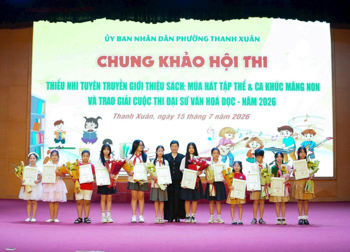 Ban Tổ chức trao giải Cuộc thi Đại sứ Văn hóa đọc phường Thanh Xuân năm 2026. Ảnh: Tùng Lâm