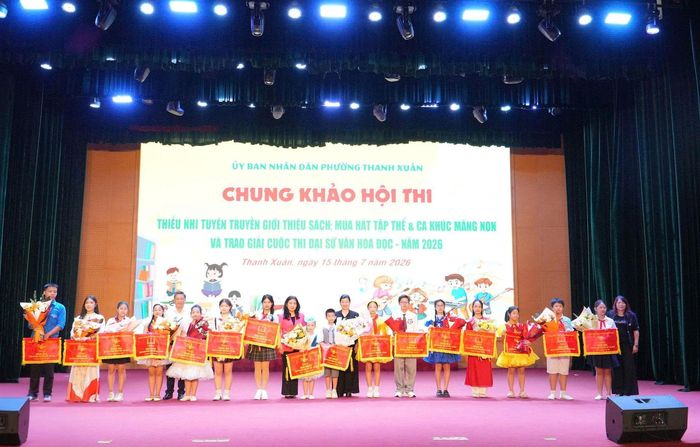 Ban Tổ chức trao giải cho các đơn vị đạt thành tích xuất sắc tại hội thi thiếu nhi tuyên truyền, giới thiệu sách; múa hát tập thể và ca khúc măng non phường Thanh Xuân năm 2026. Ảnh: Tùng Lâm