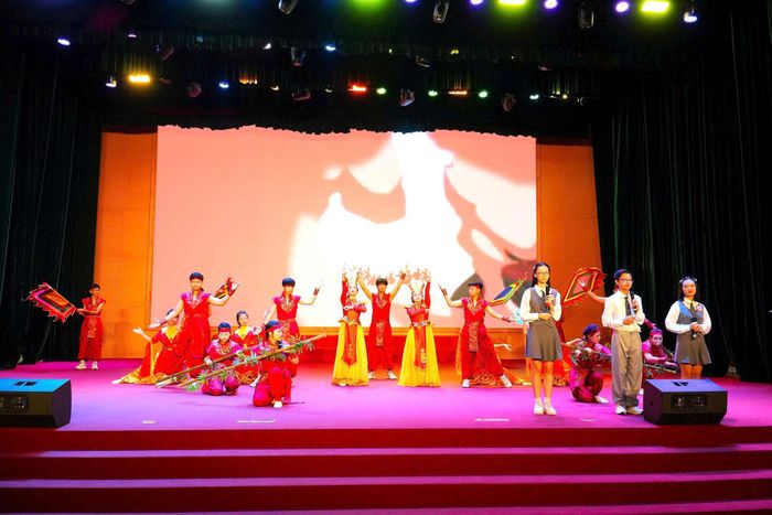 Các em thiếu nhi tái hiện câu chuyện bằng hình thức sân khấu hóa sinh động. Ảnh: Tùng Lâm