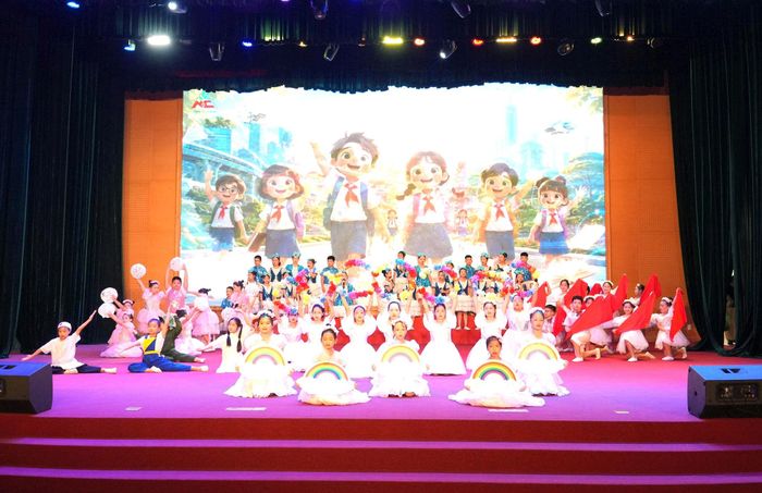 Tiết mục múa hát tập thể của thiếu nhi phường Thanh Xuân. Ảnh: Tùng Lâm