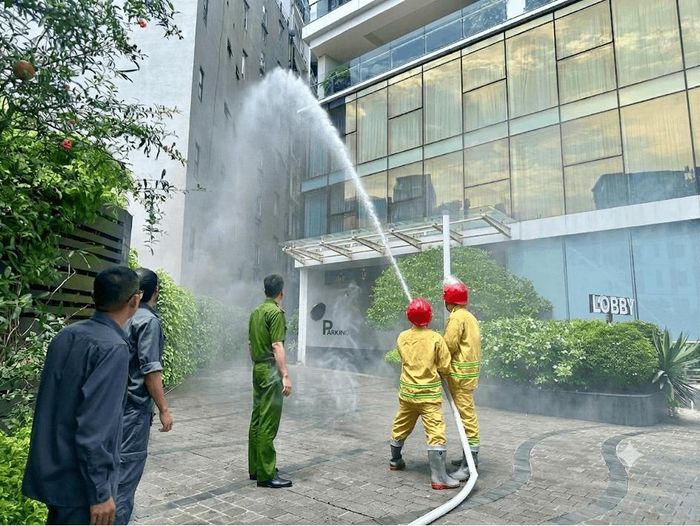 Lực lượng phòng cháy chữa cháy cơ sở triển khai đội hình phun nước chữa cháy theo tình huống giả định. Ảnh: PV