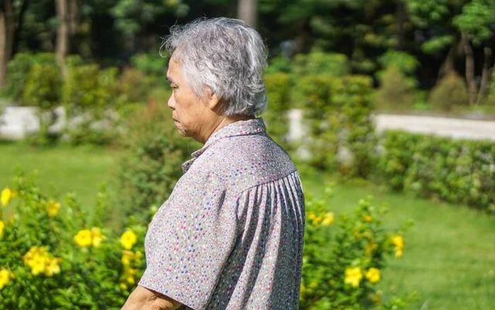 Mỗi ngày, bà Lâm vừa đi làm kiếm tiền, vừa tranh thủ chăm cháu vào ngày nghỉ, nhưng đổi lại chỉ là những ánh mắt khó chịu và sự thiếu tôn trọng. Ảnh minh họa
