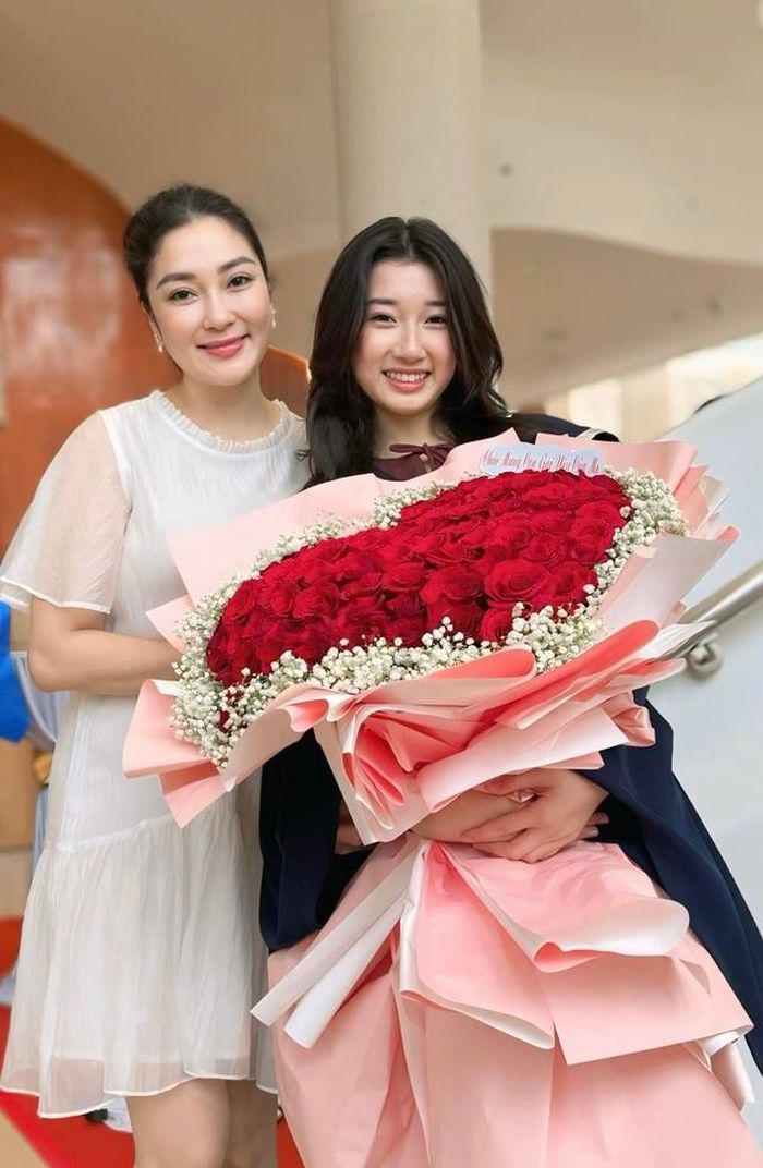 Mỗi lần xuất hiện tại các sự kiện hay chia sẻ hình ảnh đời thường trên mạng xã hội, Nguyễn Thị Huyền đều nhận được nhiều lời khen vì quá xinh đẹp.