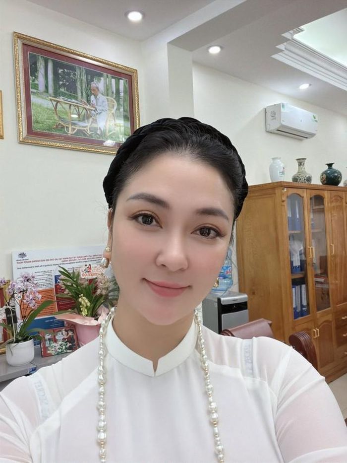 Khác với nhiều người đẹp lựa chọn phong cách quyến rũ hay can thiệp thẩm mỹ để trẻ hóa, Nguyễn Thị Huyền vẫn trung thành với vẻ đẹp tự nhiên. Cô thường để tóc dài, trang điểm nhẹ và ưu tiên những bộ trang phục thanh lịch, tôn lên nét đẹp nền nã của người phụ nữ Việt.