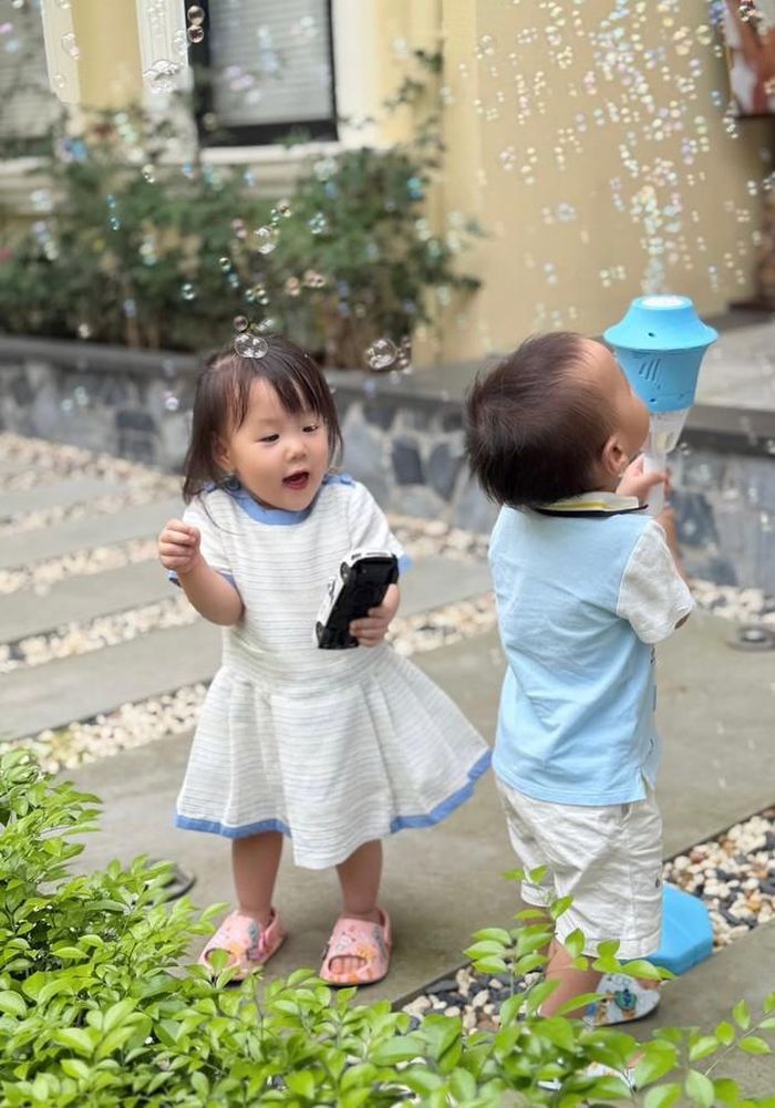 2 bé được sống trong tình yêu thương Phương Oanh.