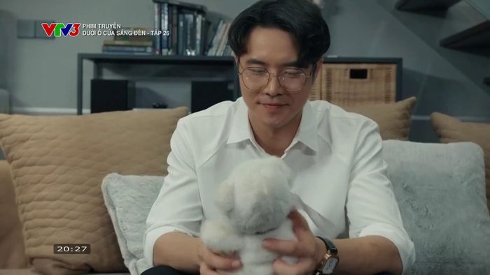 Sơn vẫn giữ chú gấu bông năm xưa Diệu đưa cho để lót khi bị quỳ phạt. Ảnh VTV