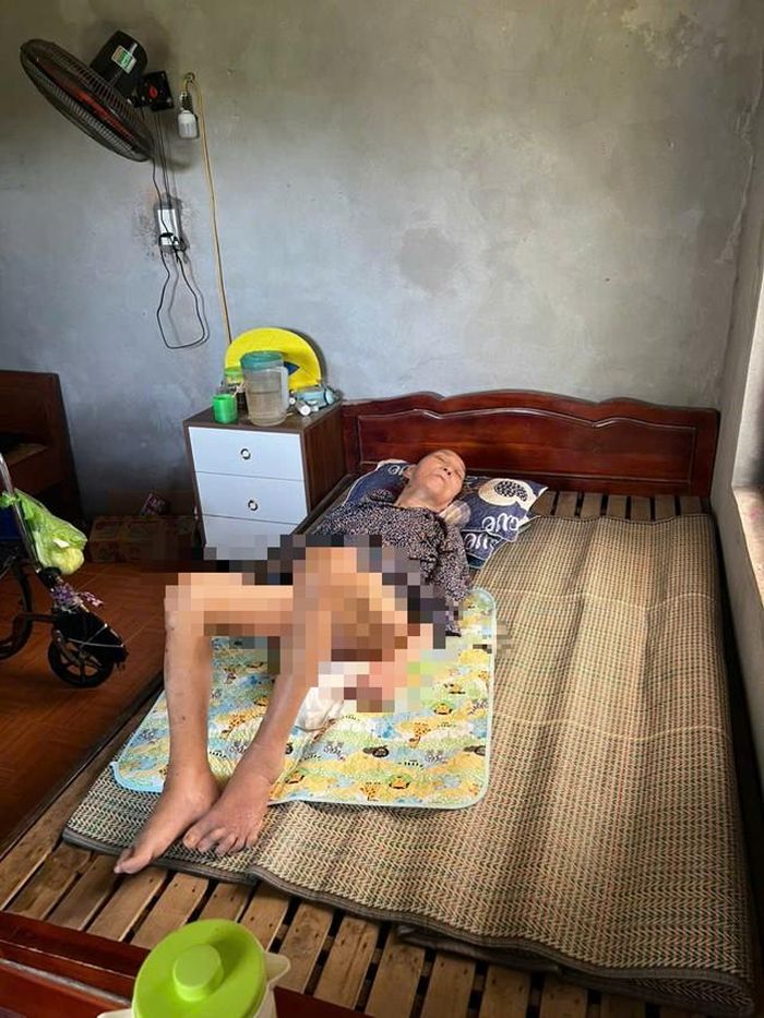 Mẹ chị Tuyết nhiều năm nay nằm liệt vì bệnh tật. Ảnh GDCC