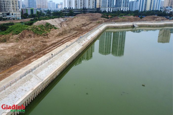 Dự án có quy mô khoảng 17,2ha, trong đó diện tích mặt nước điều hòa chiếm tới 12ha, kết hợp hệ thống kè bê tông cốt thép dự ứng lực có tổng chiều dài gần 1.950m.