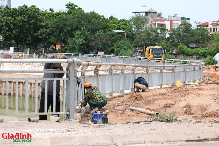 Hiện tại, đơn vị thi công đang khẩn trương lắp đặt hệ thống lan can quanh hồ để bảo đảm an toàn cho người dân, đồng thời kiến tạo cảnh quan đô thị sạch đẹp cho toàn bộ khu vực công trình.