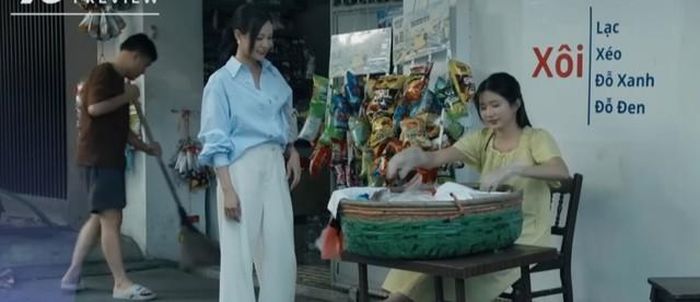 Vân tò mò hỏi về mối quan hệ của Diệu và Sơn trong tập 27 phim "Dưới ô cửa sáng đèn". Ảnh: VFC.