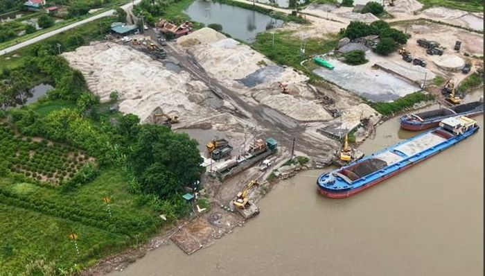 Hình ảnh tại bãi kinh doanh vật liệu xây dựng do DN Quang Tuấn ở xã Vũ Thư, tỉnh Hưng Yên ghi nhận vào sáng ngày 15/7.