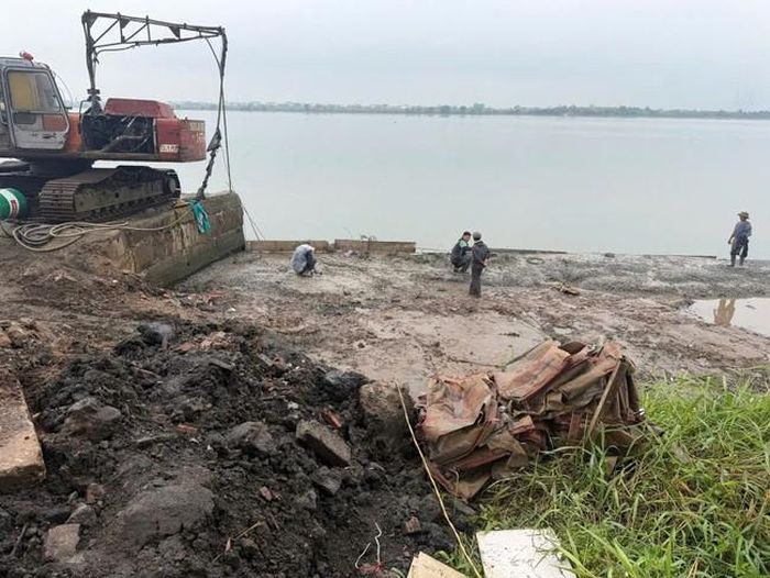 Hình ảnh ven sông Hồng tại bãi kinh doanh vật liệu xây dựng do DN Quang Tuấn được ghi nhận vào tháng 5/2026.