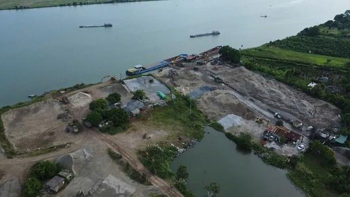 Dù Chủ tịch UBND tỉnh Hưng Yên đã liên tiếp ban hành hai Chỉ thị yêu cầu xử lý dứt điểm các bến bãi không phép, công trình vi phạm đê điều và siết chặt quản lý hoạt động khai thác khoáng sản, nhưng theo ghi nhận của phóng viên, bãi kinh doanh vật liệu xây dựng do DN Quang Tuấn thuê lại tại xã Vũ Thư vẫn hoạt động nhộn nhịp.