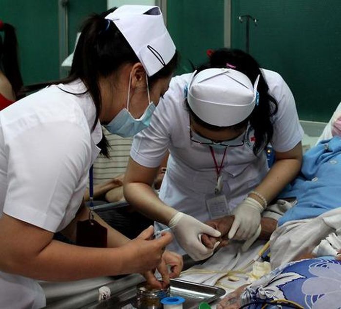 Theo Nghị định 192/2026/NĐ-CP, phụ cấp đặc thù trong lĩnh vực y tế bao gồm: phụ cấp trực; phụ cấp phẫu thuật, thủ thuật; phụ cấp chống dịch. Ảnh minh họa: TL