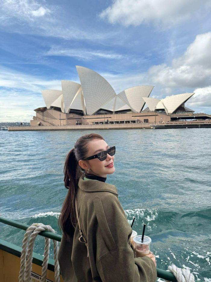 Người đẹp được ông xã ghi lại nhiều khoảnh khắc bên Nhà hát Opera Sydney.