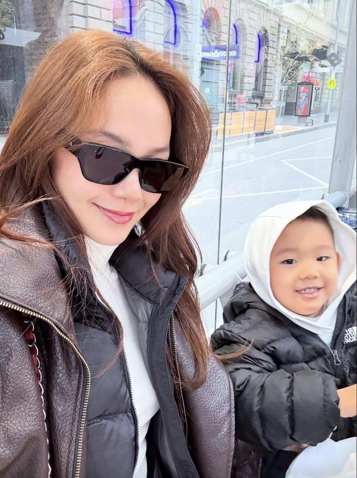 Cậu bé Mỡ 3 tuổi đáng yêu khi được mẹ lên đồ hoodie trùm đầu trong tiết trời xứ lạnh. Nhóc tỳ nhà Minh Hằng tỏ ra thích thú khi được bố mẹ đưa đi khám phá thiên nhiên Australia.