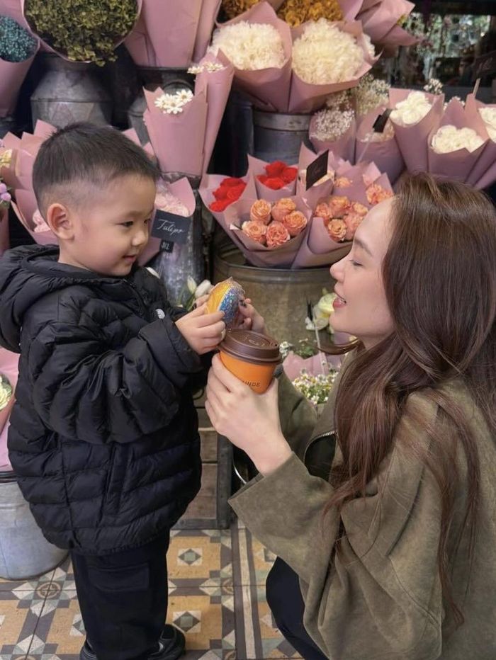 Minh Hằng cho biết, những chuyến đi liên tiếp trong dịp hè là cơ hội để cả gia đình gắn kết, đồng thời tạo thêm nhiều trải nghiệm đáng nhớ cho con trai trong những năm đầu đời. Con trai Minh Hằng - bé Mỡ 3 tuổi, gây chú ý với vẻ ngoài kháu khỉnh khi diện áo khoác ấm cùng mẹ trải nghiệm đường phố Úc.