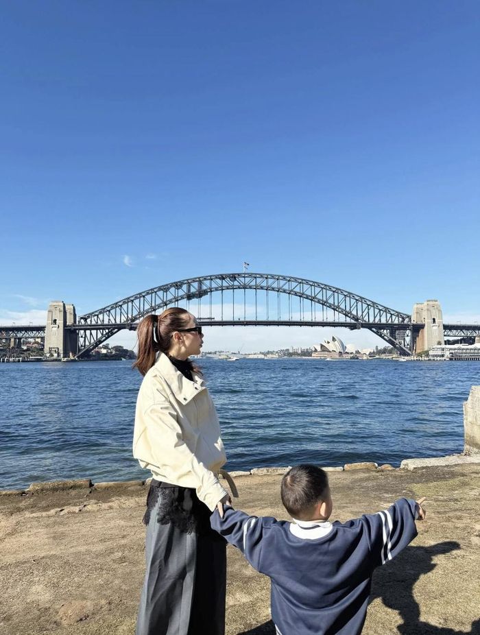 Minh Hằng cùng bé Mỡ choáng ngợp trước cảnh quan đẹp mắt của cầu cảng Sydney Harbour.