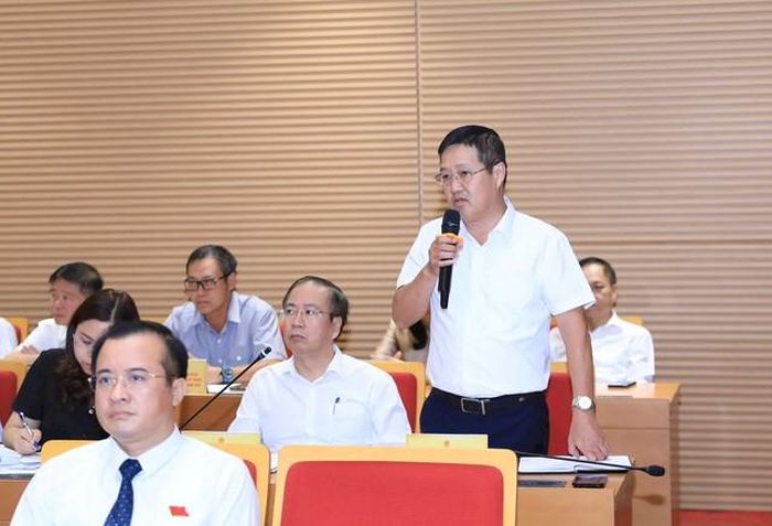 Ông Vũ Quốc Hưng, Trưởng ban Quản lý chợ phường Hồng Hà - đơn vị quản lý chợ Long Biên làm rõ thêm những nội dung liên quan đến chợ Hồng Hà (chợ Long Biên). Ảnh: Thành Thái