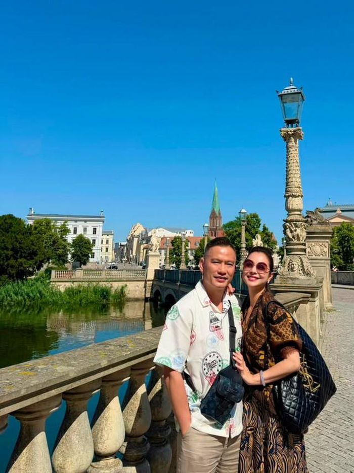 Gia đình hoa hậu Jennifer Phạm sang châu Âu nghỉ hè vài tuần trước khi về Việt Nam để các con trở lại trường học.