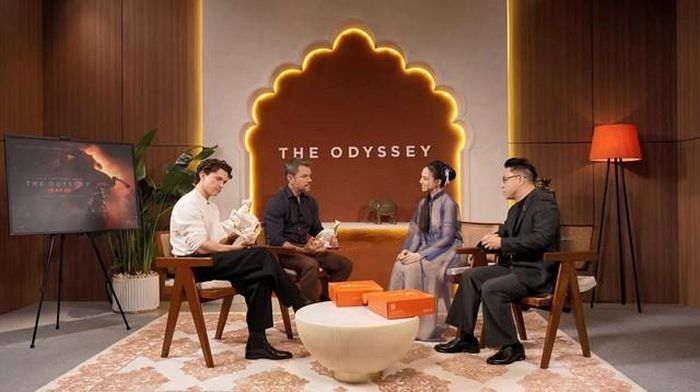 Sau suất chiếu, cả hai có cuộc trò chuyện trực tiếp với Matt Damon và Tom Holland. Đinh Ngọc Diệp cùng ông xã Victor Vũ mang món quà lấy cảm hứng từ ngựa thành Troy tặng hai ngôi sao Hollywood.