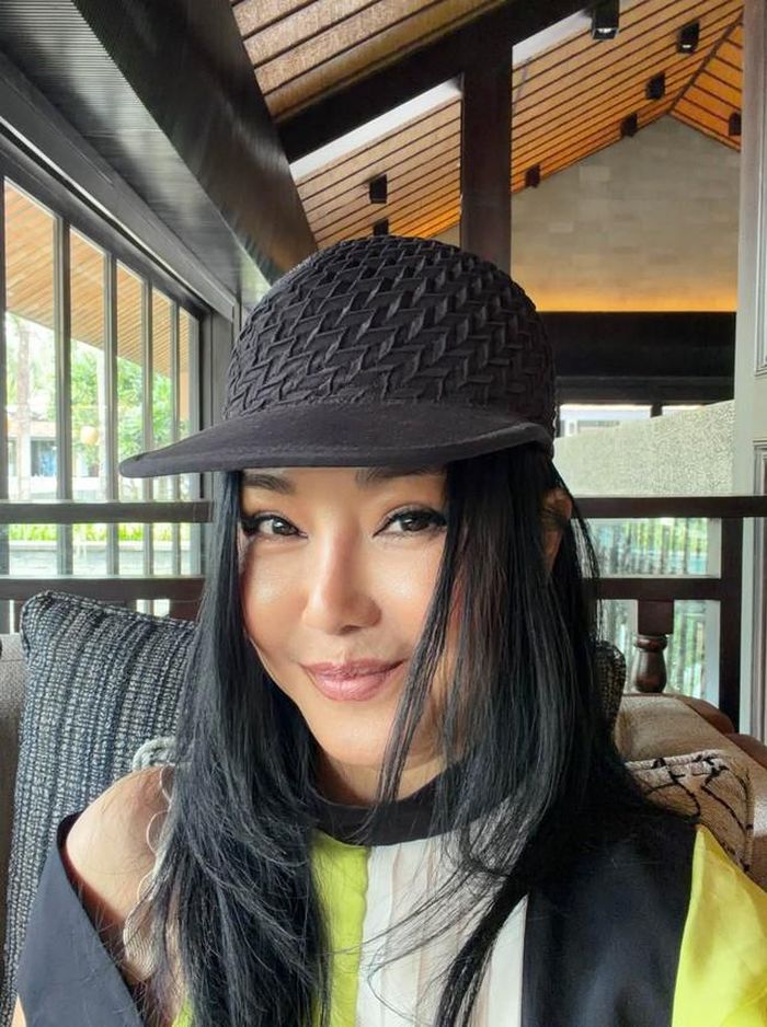 Diva Hồng Nhung chia sẻ khoảnh khắc tận hưởng kỳ nghỉ hè cùng hai con tại Hội An. Thời gian gần đây Diva Hồng Nhung tích cực biểu diễn, tận hưởng cuộc sống và luôn tràn đầy năng lượng.