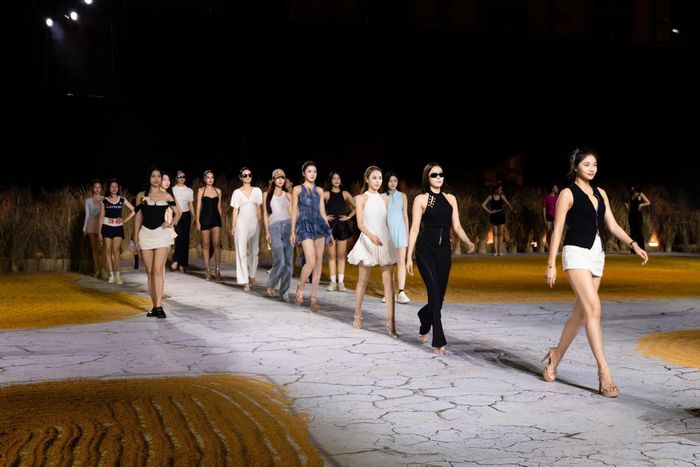 Theo Phương Oanh, sàn catwalk không đơn giản là bước đi đúng kỹ thuật. Điều quan trọng hơn là thí sinh phải hiểu trang phục, cảm nhận âm nhạc và có thể hiển thị cá tính riêng trong mỗi lần xuất hiện. Bởi vậy, cô khuyến khích Top 30 không sao chép một mẫu cố định mà chủ động tìm ra dấu ấn cá nhân.
