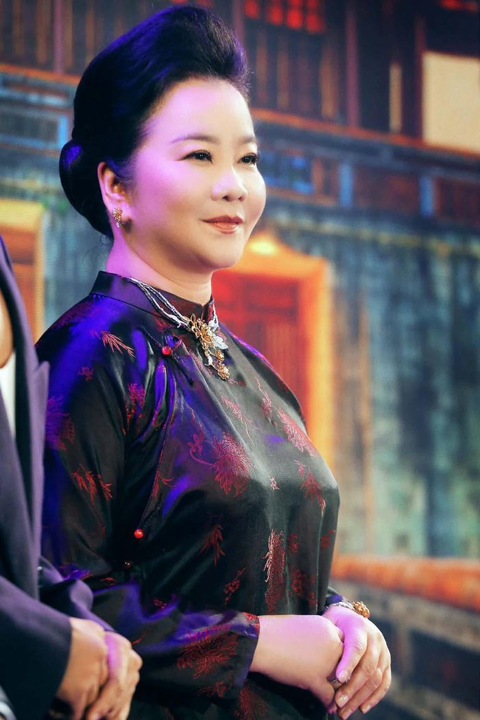 "Hoàng hậu cuối cùng" không chỉ gây bất ngờ với dàn chính: Tăng Thanh Hà (Nguyễn Hữu Thị Lan - Nam Phương Hoàng hậu), Ma Ran Đô (vua Bảo Đại),... mà gương mặt thú vị không kém là bà Võ Thị Xuân Trang đảm nhận vai bà Lê Thị Bình - thân mẫu của Nam Phương Hoàng hậu. Dù chỉ xuất hiện trong thời lượng không nhiều, nhưng nhân vật này được xem là mắt xích quan trọng góp phần nuôi dạy Nguyễn Hữu Thị Lan trở thành người phụ nữ nề nếp, thanh lịch trước khi trở thành vị hoàng hậu cuối cùng của triều Nguyễn.