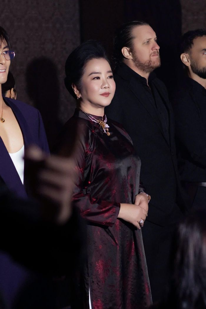 Khác với nhiều diễn viên trong đoàn phim, bà Võ Thị Xuân Trang không hoạt động nghệ thuật chuyên nghiệp. Bà được biết đến là doanh nhân, nhà giáo và diễn giả có nhiều năm hoạt động trong lĩnh vực đào tạo kỹ năng, xây dựng hình ảnh và nghi thức giao tiếp quốc tế.