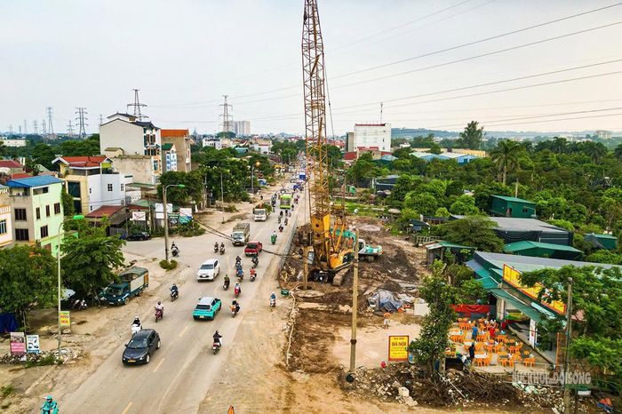 Công trường bám dọc Quốc lộ 6.
