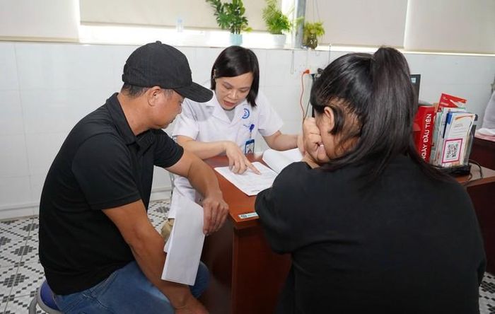 Bác sĩ Bệnh viện Nội tiết Nghệ An tư vấn, thăm khám cho trẻ thừa cân, béo phì có nguy cơ mắc các rối loạn chuyển hóa.
