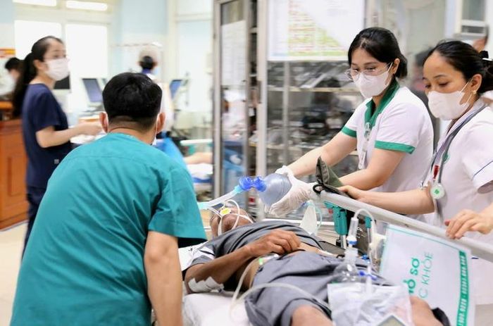 Theo Nghị định 192, từ hôm nay - 15/7, các chế độ phụ cấp đặc thù với nhân viên y tế như phụ cấp trực, phụ cấp phẫu thuật, thủ thuật, phụ cấp chống dịch sẽ có hiệu lực thi hành. So với trước, phụ cấp trực, phẫu thuật của y bác sĩ đã tăng mạnh...